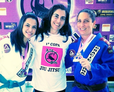 J&uacute;lia, de kimono branco, e Ana Gabriela, de azul, com a organizadora do evento, Nicole Perro, ao centro.