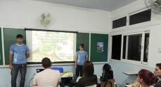 Alunos durante apresentação do trabalho de iniciação científica