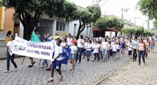 Os alunos foram para a rua divulgar a paz no Dia de Ação de Graças