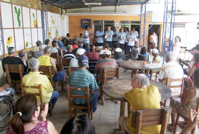 Os idosos do Asilo adoraram a apresenta&ccedil;&atilde;o do Coral Renascer