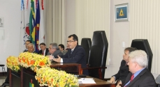 Ao centro o presidente da Câmara Municipal, Fernando Pacheco, durante entrega dos Títulos de Cidadania Honorária e Benemérita