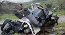 O gol ficou totalmente destruído, mas o motorista teve apenas ferimentos leves