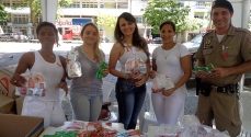 A equipe da coordenadoria municipal DST/HIV/Aids e Hepatites Virais, com o apoio da Polícia Militar, durante a campanha na Praça Rui Barbosa.