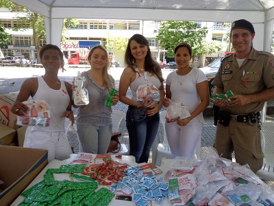 A equipe da coordenadoria municipal DST/HIV/Aids e Hepatites Virais, com o apoio da Pol&iacute;cia Militar, durante a campanha na Pra&ccedil;a Rui Barbosa.