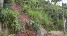 A Defesa Civil alerta a população sobre os riscos de deslizamentos de terra