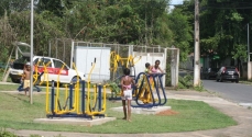 A academia fica na praça, logo na entrada do bairro