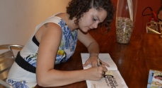 Renatta Barbosa autografa seu primeiro livro