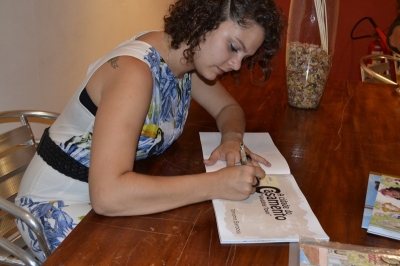 Renatta Barbosa autografa seu primeiro livro