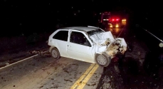 O Gol parcialmente destruído. Há suspeita de que o motorista tenha dormido ao volante