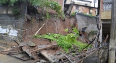 A terra derrubou um muro de arrimo e outro de frente para a rua