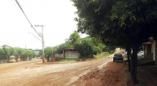  A lama escorre e toma boa parte da rua e a frente das residências.