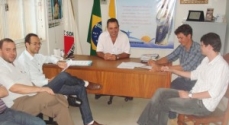 O prefeito de Guiricema, sentado à mesa, com alguns de seus assessores 