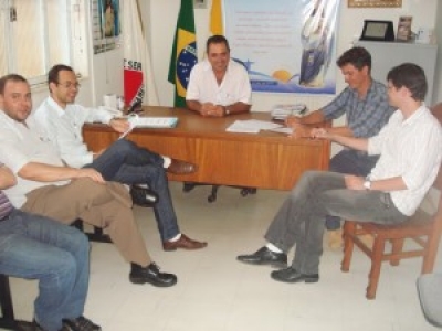 O prefeito de Guiricema, sentado &agrave; mesa, com alguns de seus assessores 