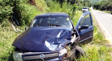 O carro ficou parcialmente destruído mas o motorista passa bem