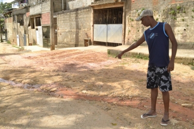 Lilico aponta para a enxurrada no meio da rua Odomar de Souza