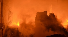 O fogo tomou conta do galpão em pouco tempo