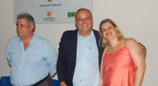 O prefeito Cesinha com os servidores da Assistência Social, Murilo Matias e Janete Garcia