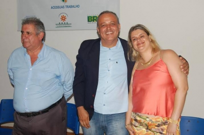 O prefeito Cesinha com os servidores da Assist&ecirc;ncia Social, Murilo Matias e Janete Garcia