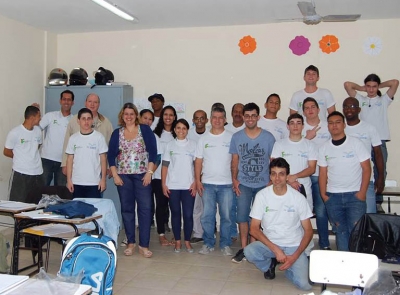 A coordenadora do Acessuas Trabalho, Janete Garcia, com alunos que participaram de cursos do Pronatec em 2013