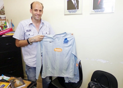 Ricardo mostra a camisa: presente da sele&ccedil;&atilde;o do Haiti