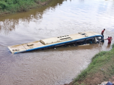 O &ocirc;nibus caiu de lado dentro do rio facilitando a sa&iacute;da dos passageiros