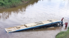 O ônibus caiu de lado dentro do rio facilitando a saída dos passageiros