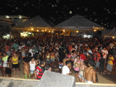 Vista parcial da pra&ccedil;a em Itamarati durante uma das noites de carnaval