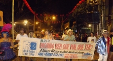 O Bloco caricato "Pagando Bem que Mal que Tem" abre o carnaval de rua