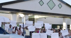 Com cartazes nas mãos, os alunos pediram mudanças na instituição