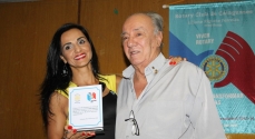 Liliane entrega homenagem ao rotariano Pedro Mendes