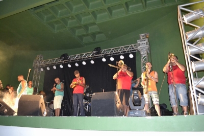 A banda Sambarilove abriu o Baile do Hawaii com grandes sucessos