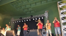 A banda Sambarilove abriu o Baile do Hawaii com grandes sucessos