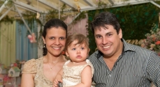 Giovanna com os papais Kelly e Alan Neves