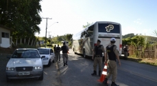 A blitz em frente ao antigo Clube Meca averigou até ônibus de passageiros