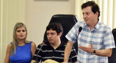 Rodrigo discursa ao lado do ex-prefeito Willian e de sua esposa, Sabrina
