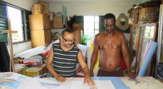 Flávio Bensi e Adão, durante os trabalhos no barracão da Escola