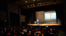 Teatro lotado assistindo ao show de Gueminho Bernardes