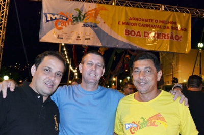 &Agrave; frente da faixa que anuncia o carnaval em Mira&iacute;, o prefeito Jos&eacute; Ronaldo com Fausto e Sebasti&atilde;o