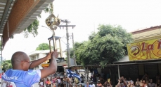 Beto Pavão ergue o troféu de campeão em plena avenida