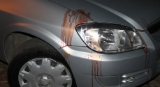 Marcas de sangue na lataria do carro que estava estacionado perto do semáforo