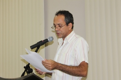 O Vereador Walmir Linhares durante a leitura do relat&oacute;rio.