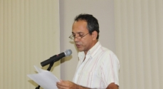 O Vereador Walmir Linhares durante a leitura do relatório.