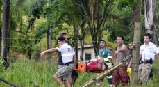 Gustavo sendo socorrido e levado para a unidade do SAMU