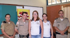 Os policiais militares junto com a direção da escola Clóvis Salgado