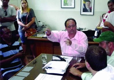 O m&eacute;dico cubano, Lency Hidalgo, &eacute; apresentado pelo prefeito Oninho