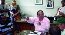 O médico cubano, Lency Hidalgo, é apresentado pelo prefeito Oninho
