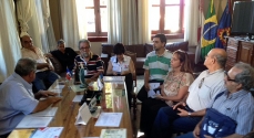 A reunião acontece no gabinete do prefeito de Cataguases