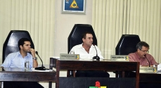 O vereador Fernando Amaral, ao centro, presidiu boa parte da Sessão