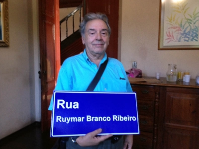 Aquiles exibe a placa que homenageia sua m&atilde;e, Ruymar Branco Ribeiro