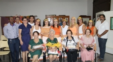 As homenageadas, sentadas à frente, com os organizadores do evento